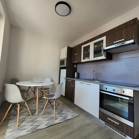 Pleasant, Quiet, Sunny 1 Bedroom *