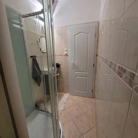 Pleasant, Quiet, Sunny 1 Bedroom *
