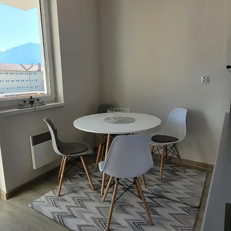 Pleasant, Quiet, Sunny 1 Bedroom *